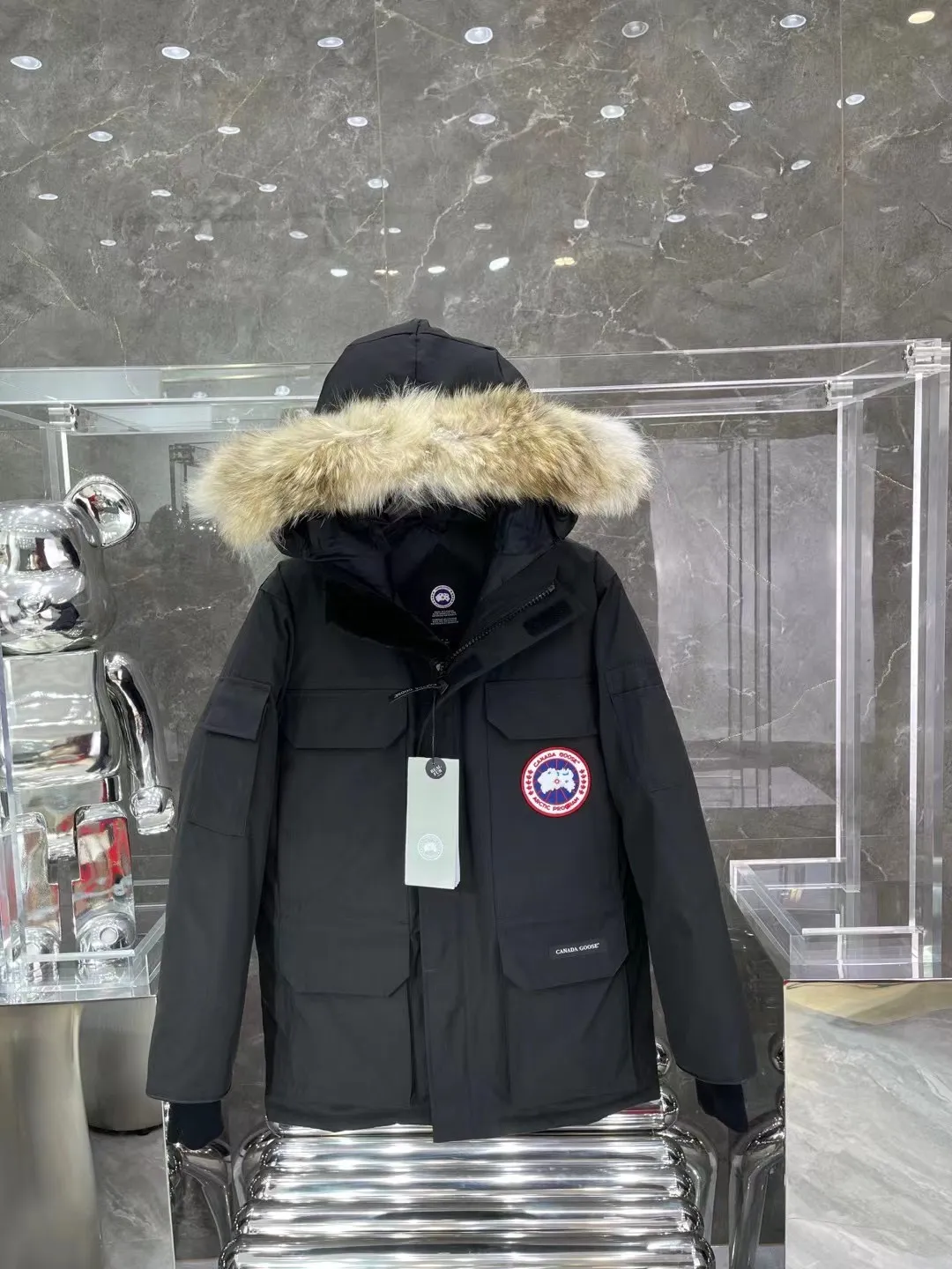 P840 Top version, original top quality Canadian brand Canada Goose has always been recognized as the warmest down jacket. Various Instagram celebrities, Internet celebrities, and celebrities often wear it for street photos. I do Canada Goose every year, but I still can’t get rid of my love for the geese. No matter how cold the weather is, there is no need to be afraid, because there are geese! ! The fur collar is made of top-grade imported coyote fur, which is not comparable to most of the loose and soft raccoon fur and fake fur on the market. The delicate and firm feel of the natural Siberian coyote fur collar is the sense of life that comes from the erosion of wind and frost in nature. The fur collar is removable! Filled with 90% white duck down, Canada Goose is the legendary warmest down jacket and is known as a must-have for Arctic outdoor sports! The most popular down jacket in the world, celebrities are rushing to buy it, it is a must-have! Same style for men and women Size: XS to XXXL Ready in stock😍😍